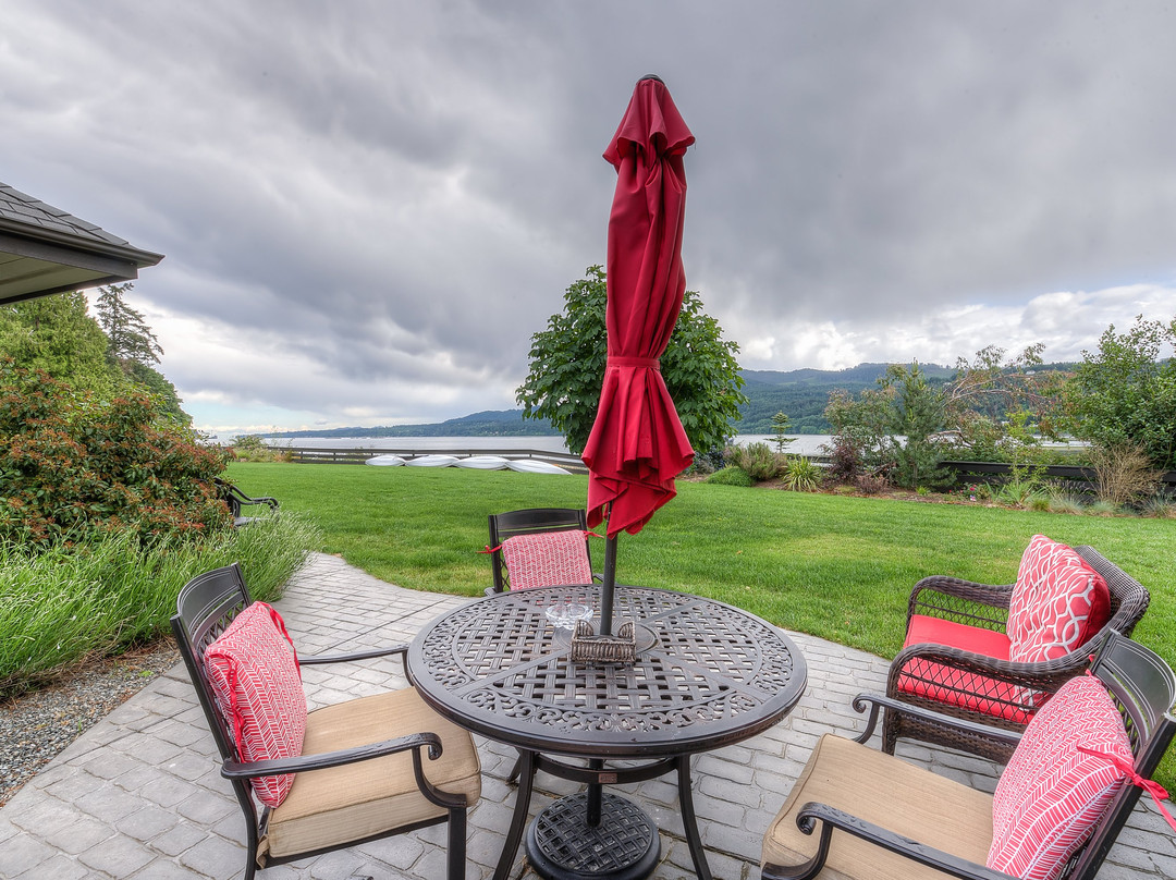 Country Bay Manor B&B主图