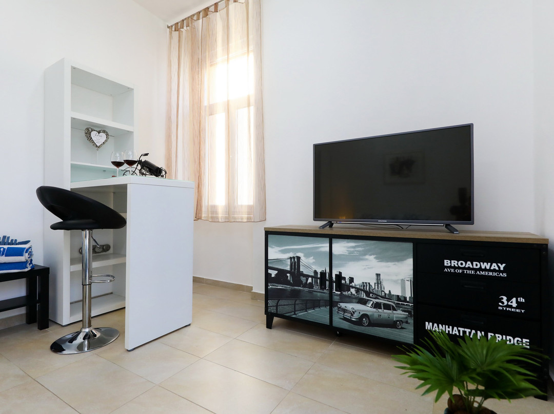 Apartments & Rooms Kolovare Beach主图