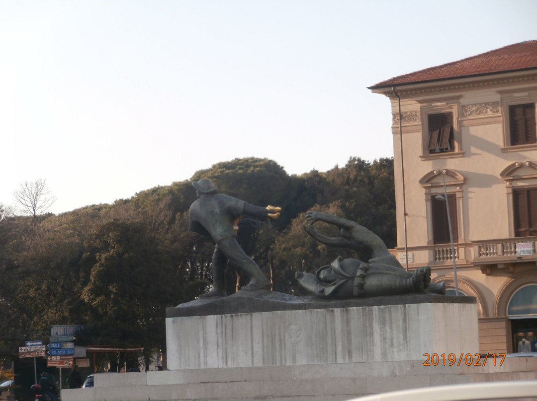 Monumento ai Caduti-维亚雷焦必去景点