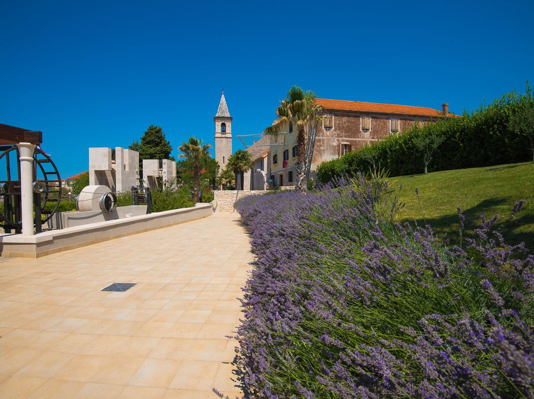 Faust Vrancic Memorial Center景点图片