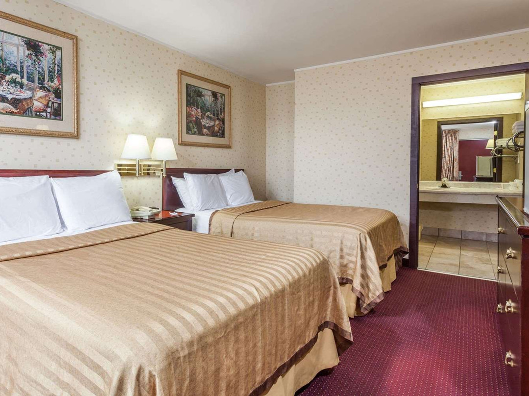 Travelodge by Wyndham Seymour主图