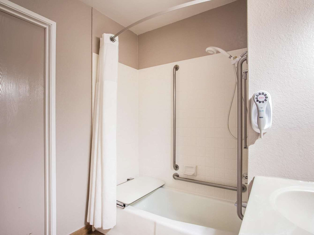 瓦卡维尔速8酒店主图