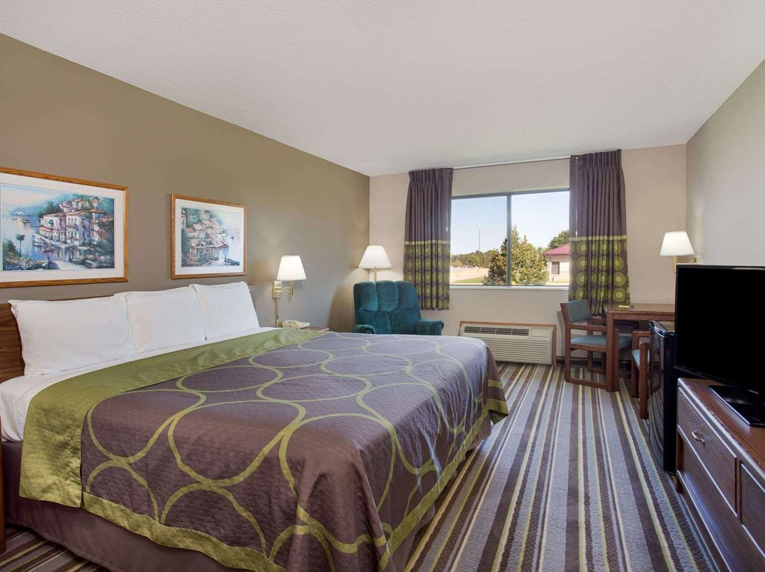 Super 8 by Wyndham Charles City主图