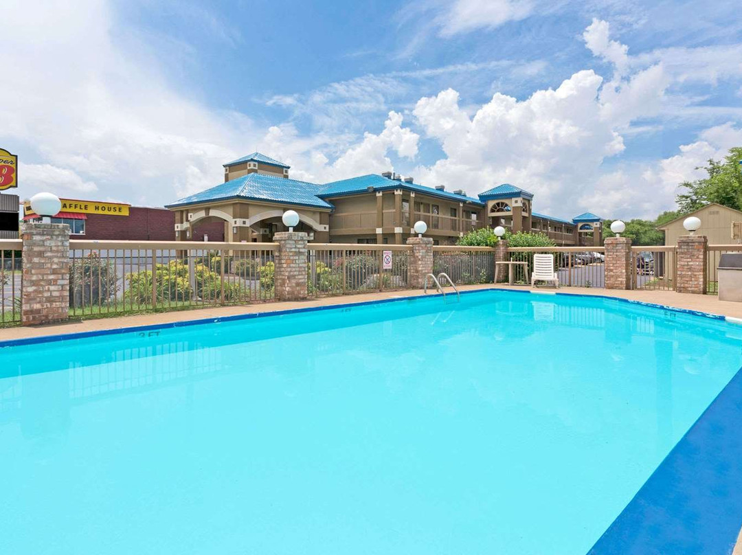 富兰克林高速公路31号速8酒店主图