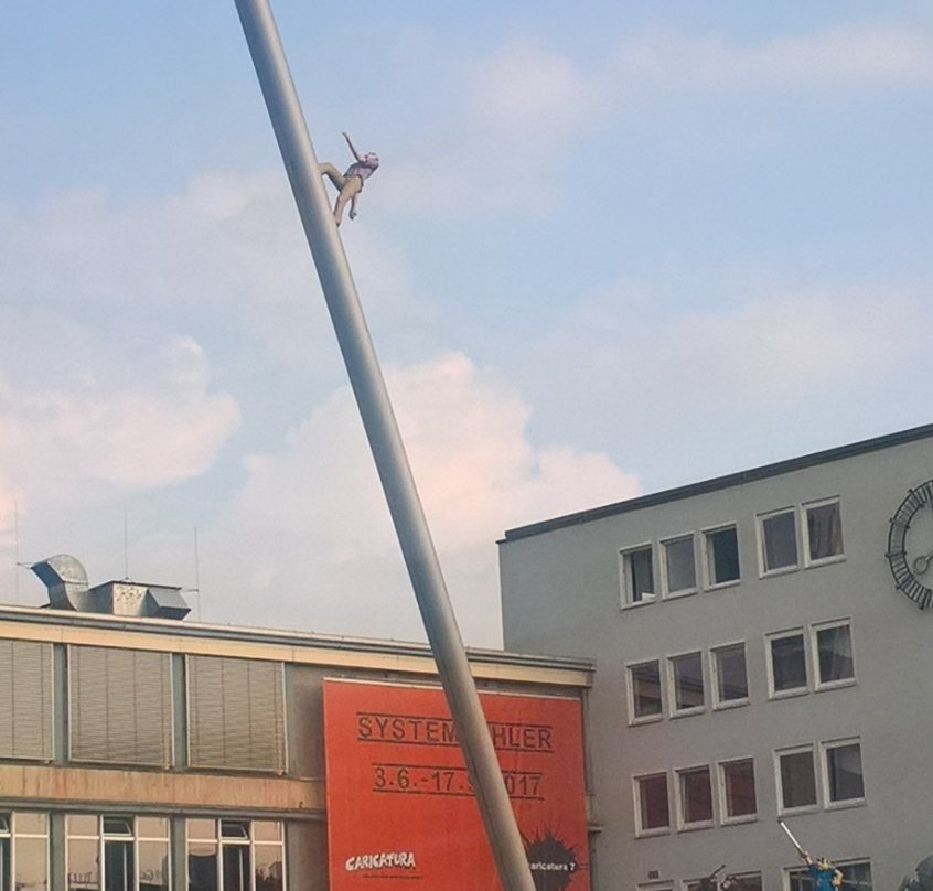 Man walking to the sky-卡塞尔行政区必去景点