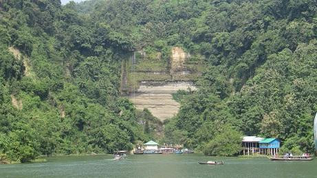 Shuvolong Waterfalls景点图片