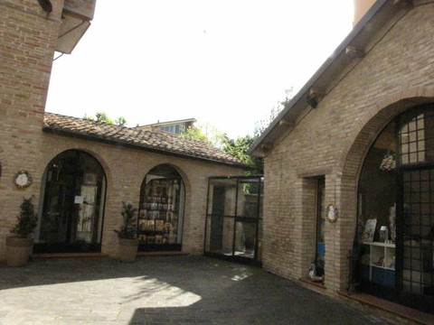 Articoli Religiosi Fontana-佩萨罗必去景点