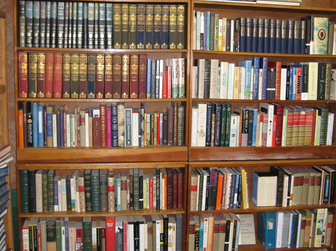 J & M's Used Bookstore-帕克斯堡必去景点