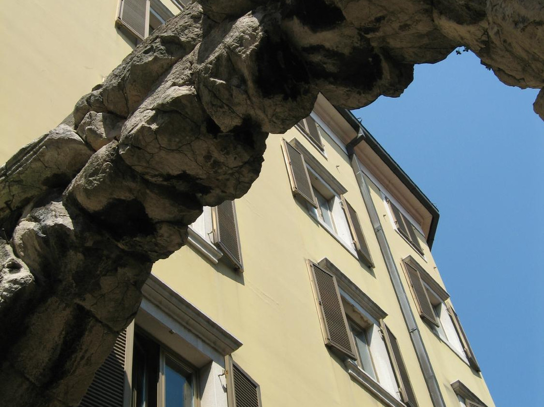 Old Gateway (Roman Arch)景点图片