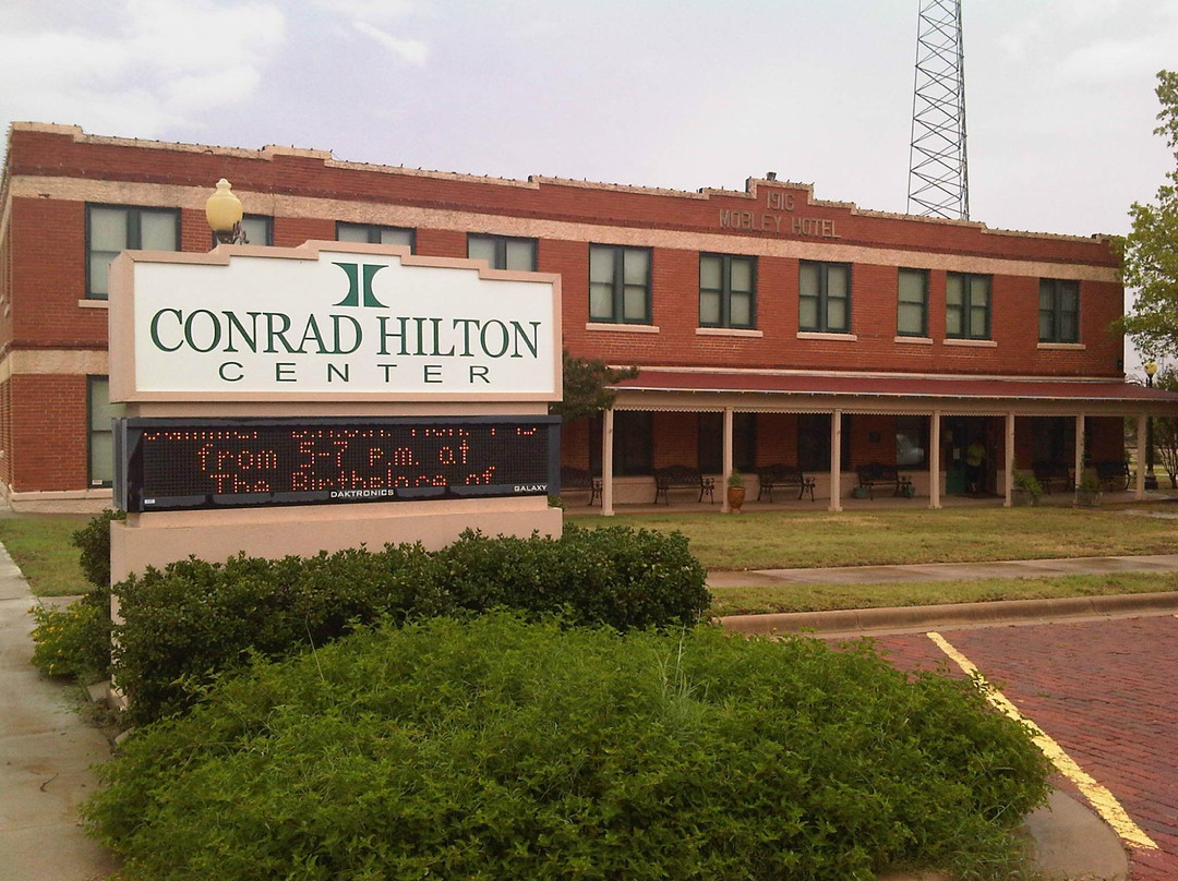 Conrad N. Hilton Memorial Park and Community Center景点图片