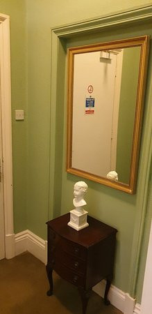 Holywell House主图