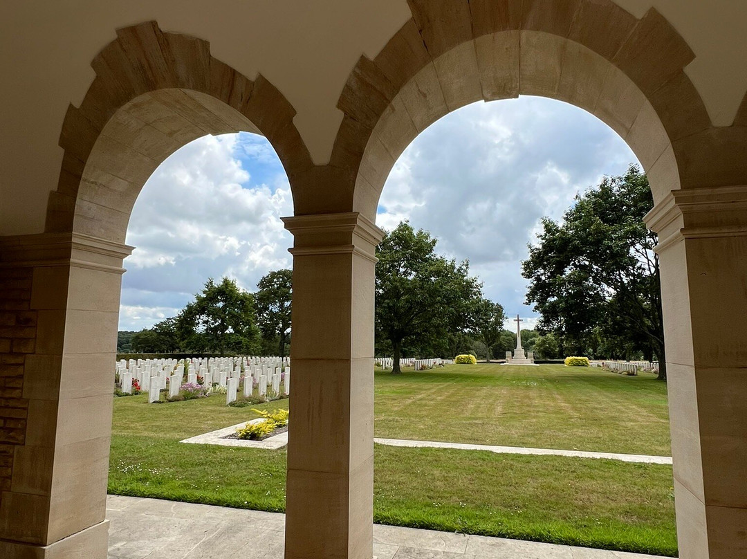 Hottot-Les-Bagues War Cemetery景点图片