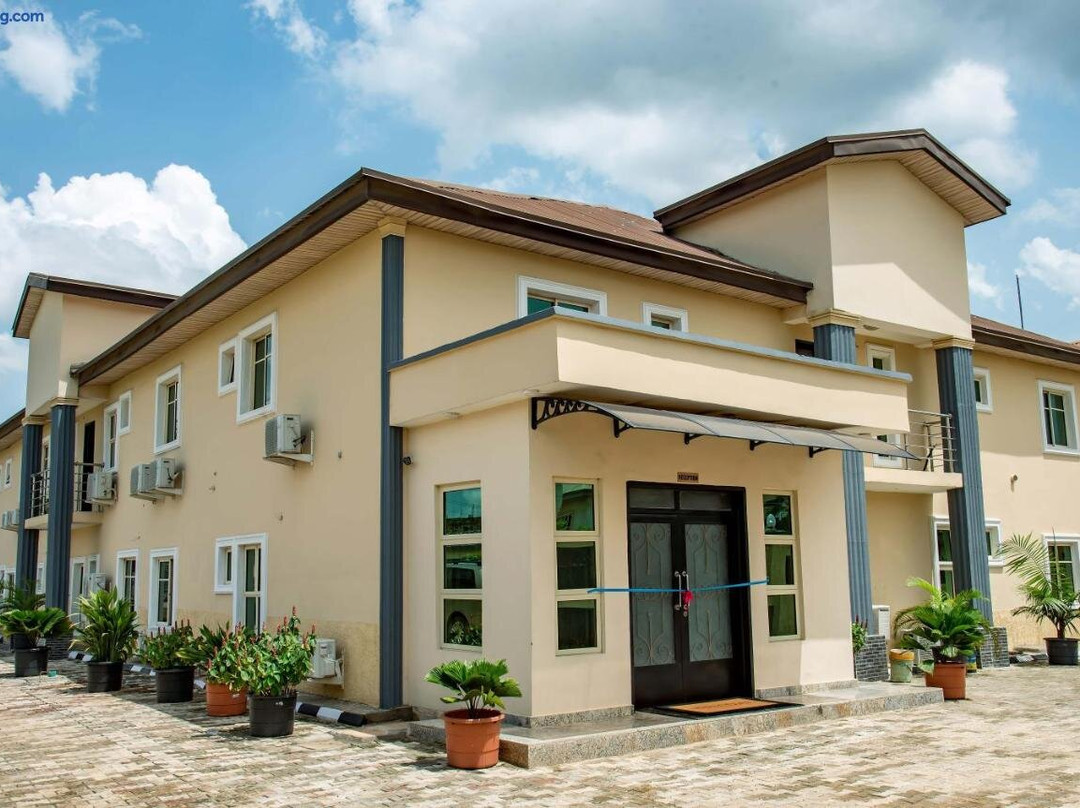 Everland Hotel and Suites