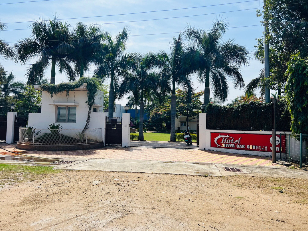 Silver Oak Country Yard Hotel & Resort主图