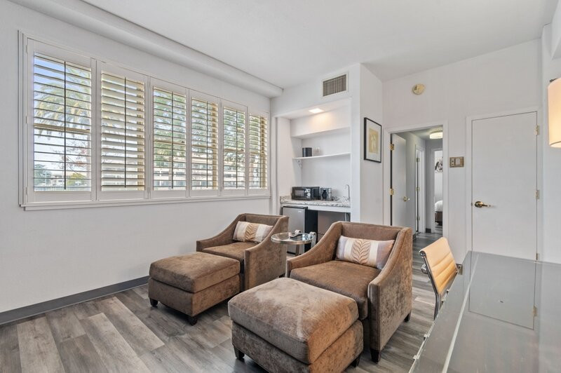 Lions Gate Hotel主图