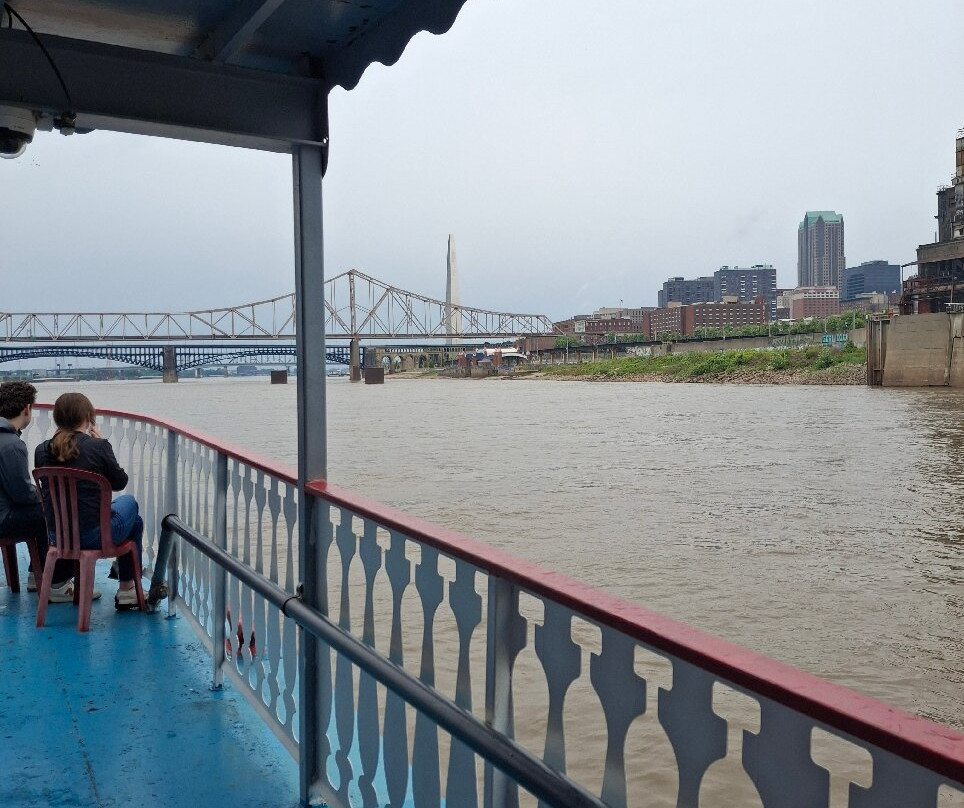 Riverboats at the Gateway Arch-圣路易斯必去景点