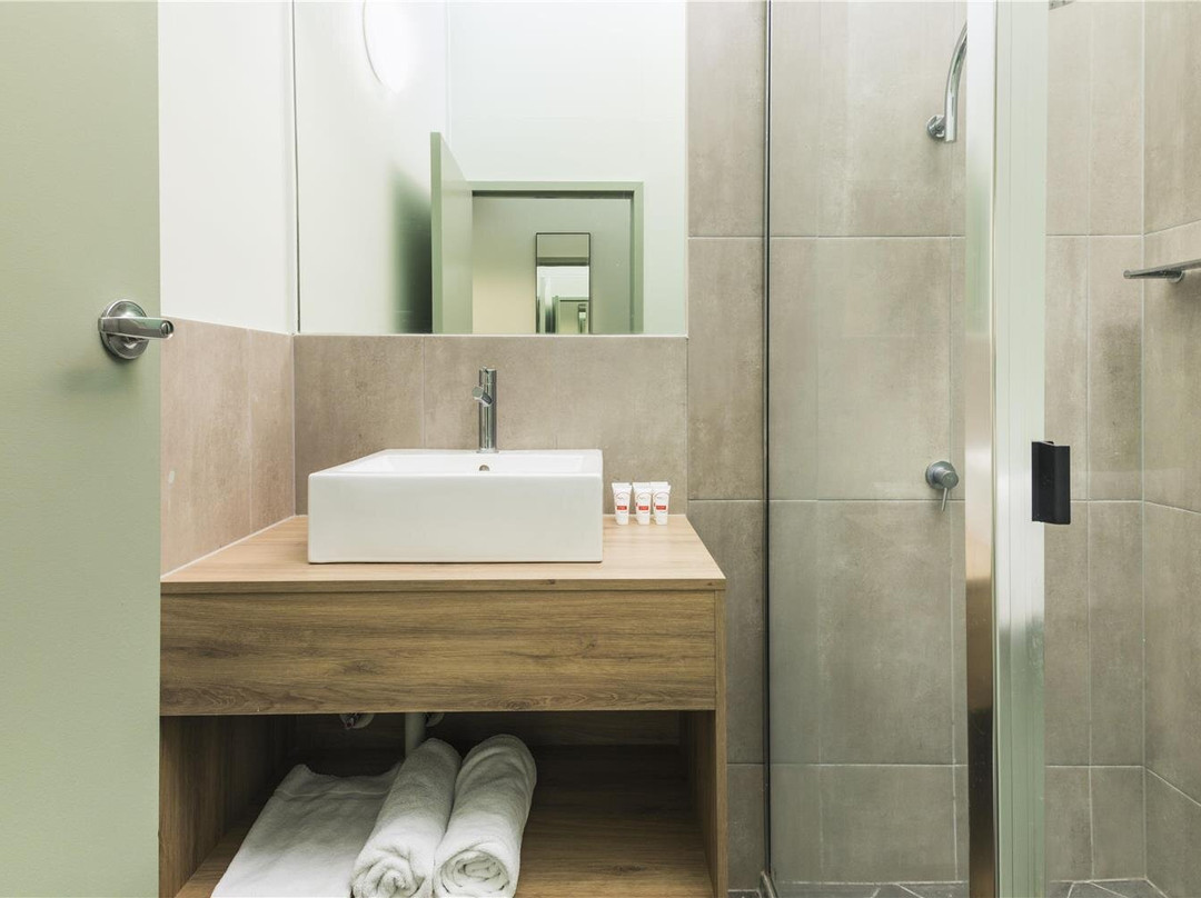 Nightcap at Atherton Hotel主图