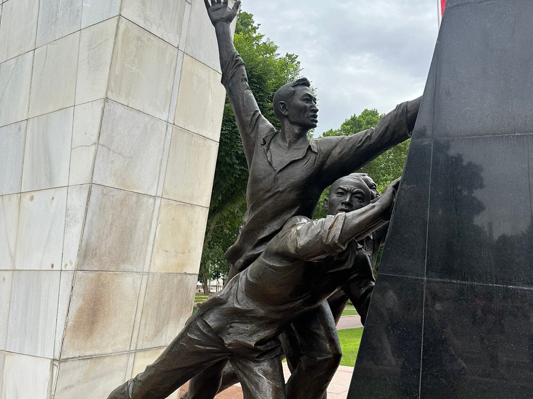 Monument to Those Who Died For Freedom-比斯凯克必去景点