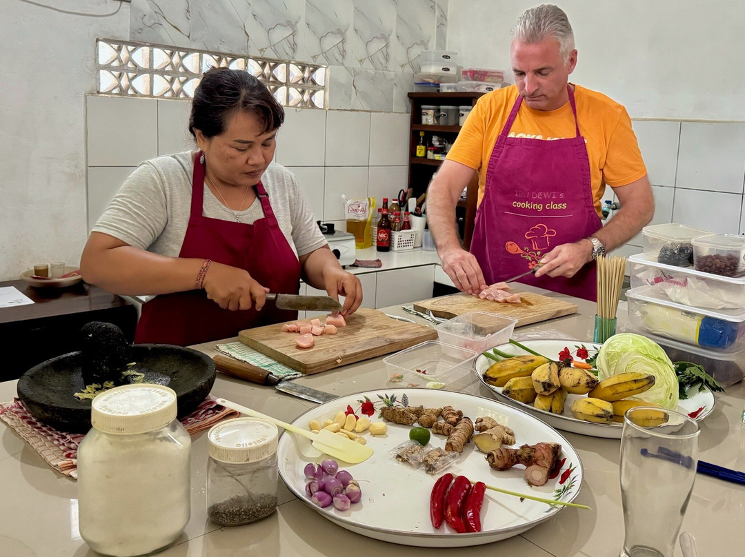 Ibu Dewi's Private Cooking Class-罗威那海滩必去景点
