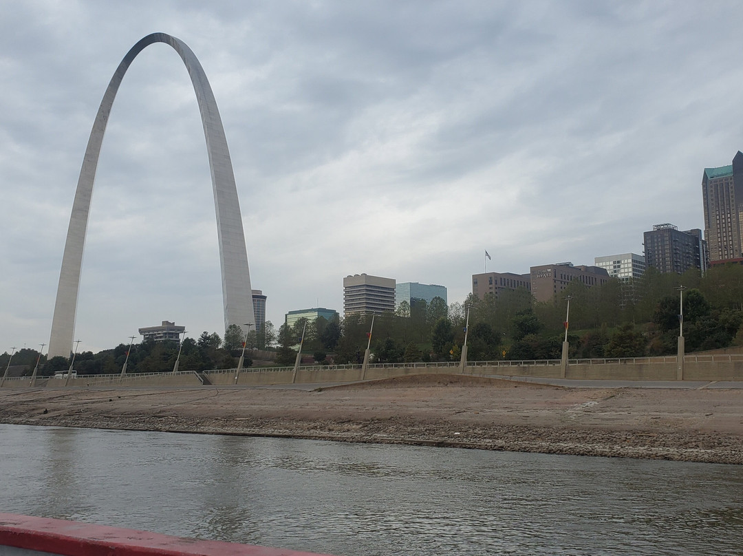 Riverboats at the Gateway Arch-圣路易斯必去景点