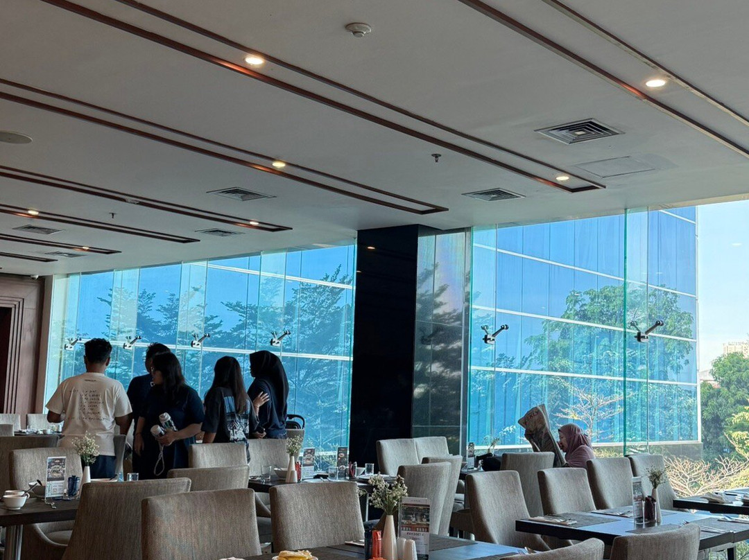 Avenzel Hotel and Convention Cibubur主图