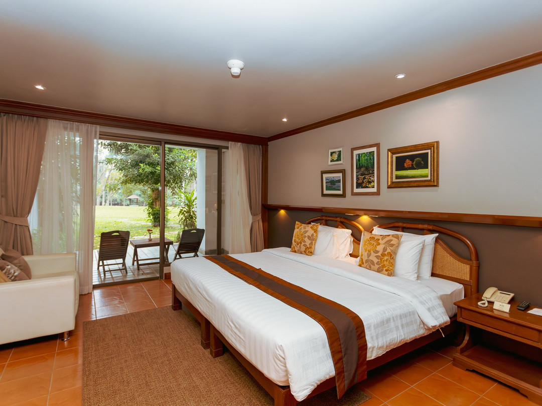 桂河光色度假酒店主图