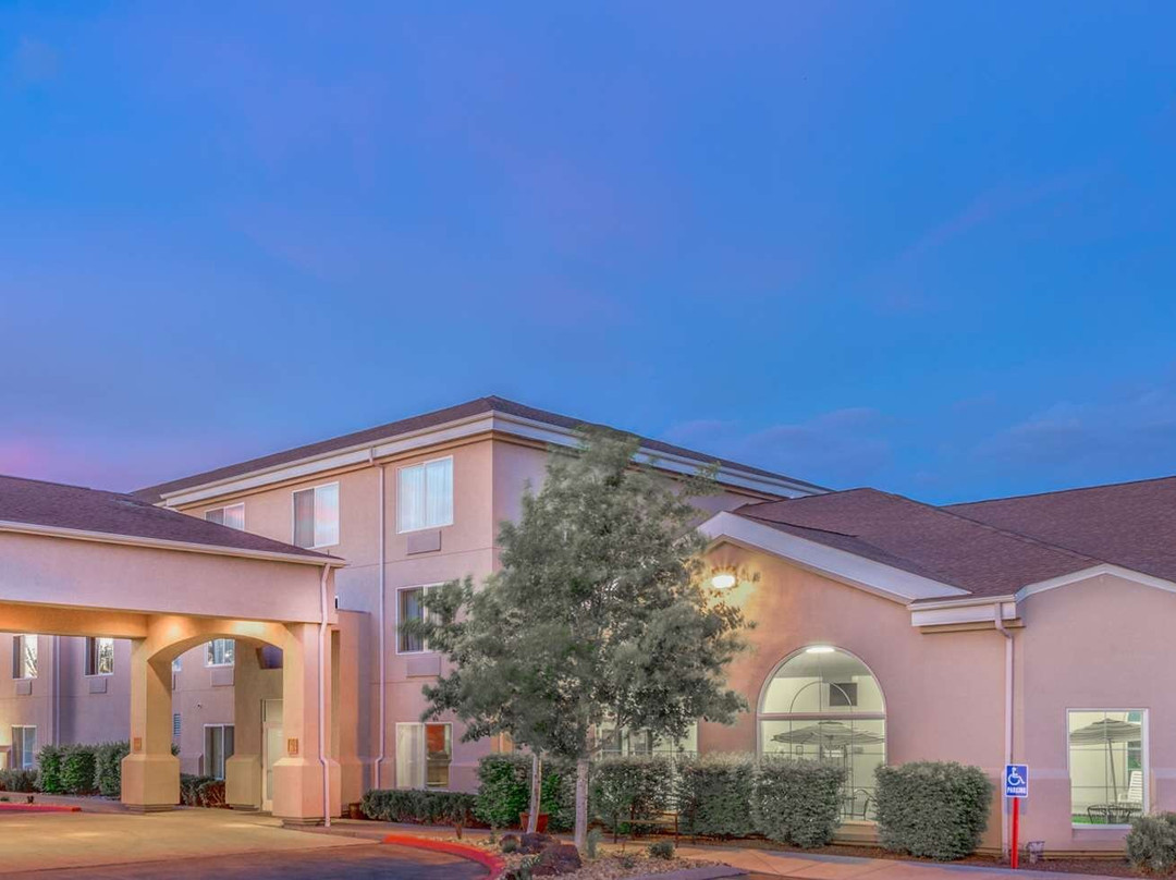 海本-伯利地区温德姆速8酒店主图