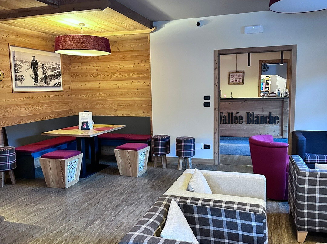 白色山谷酒店主图