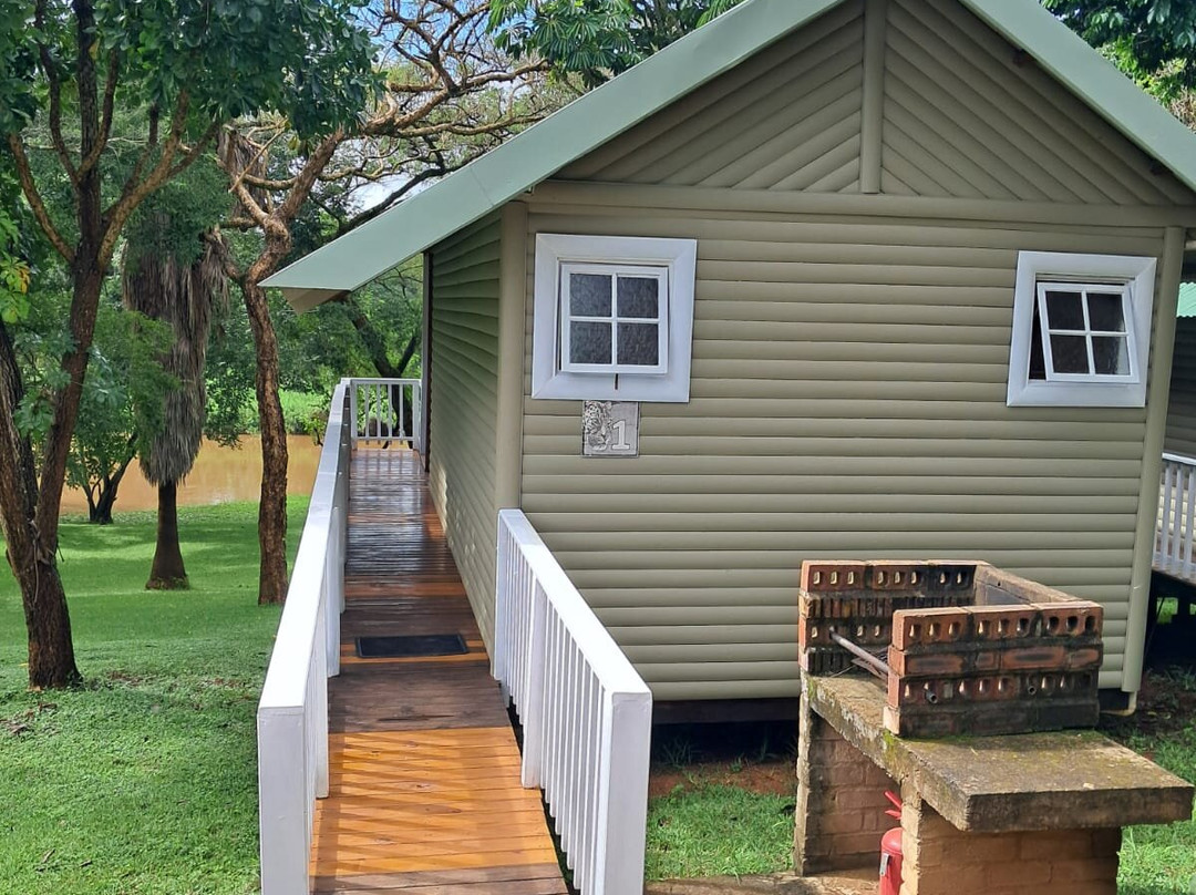 河马水滨山林小屋主图