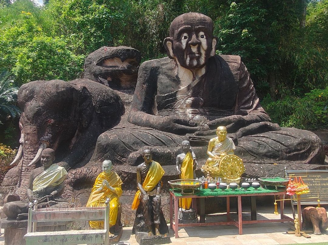 Wat Tham Pha Daen-沙功那空必去景点