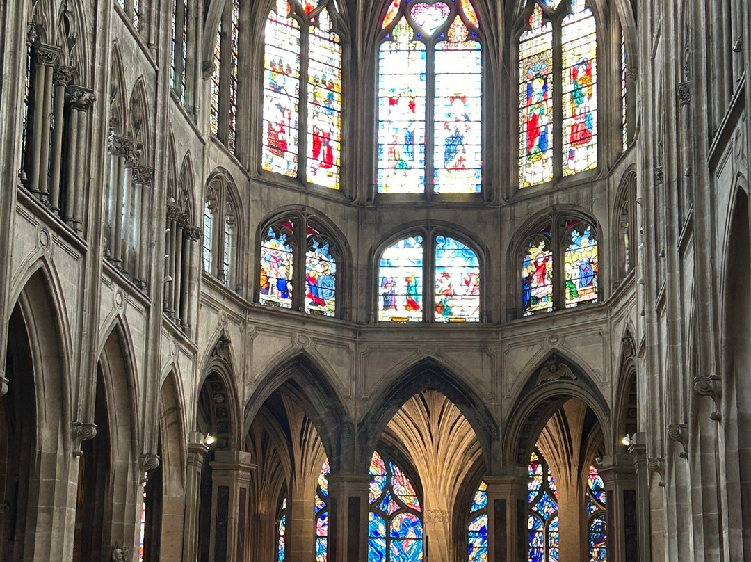 Eglise Saint-Julien et Sainte-Basilisse-Bram必去景点