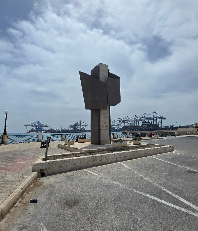 End of Cold War Memorial-Birzebbuga必去景点