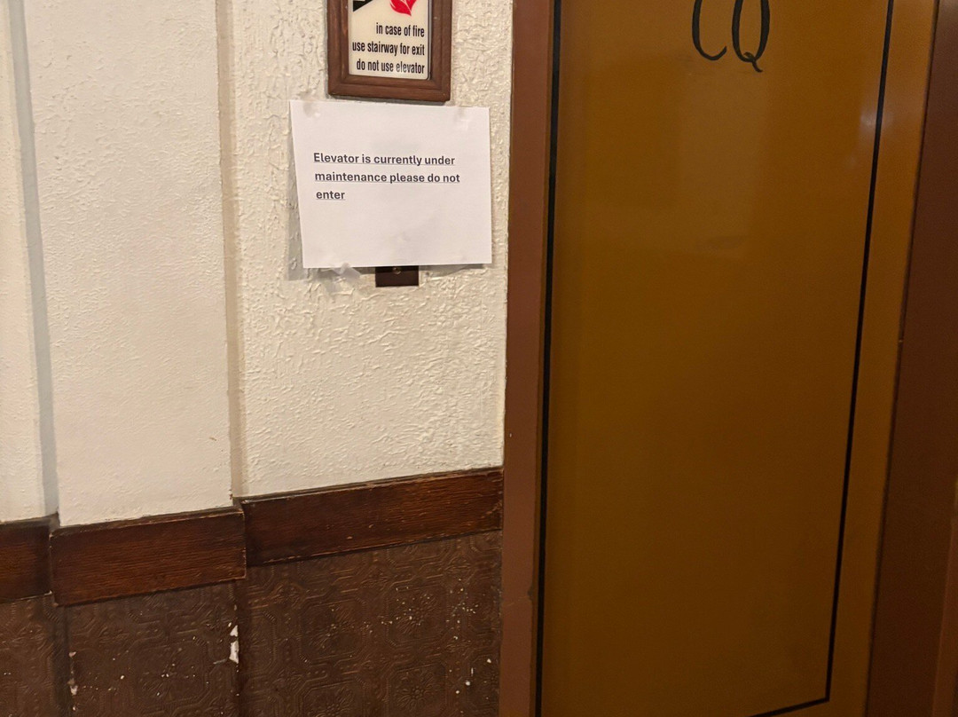 青铜皇后大酒店主图