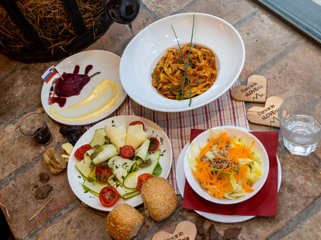 Traditional Slovenian Dinner & Show-卢布尔雅那必去景点