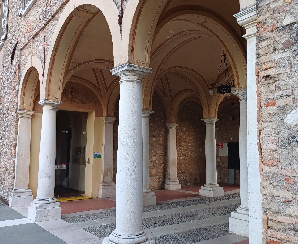 Palazzo Barbieri-Padenghe sul Garda必去景点