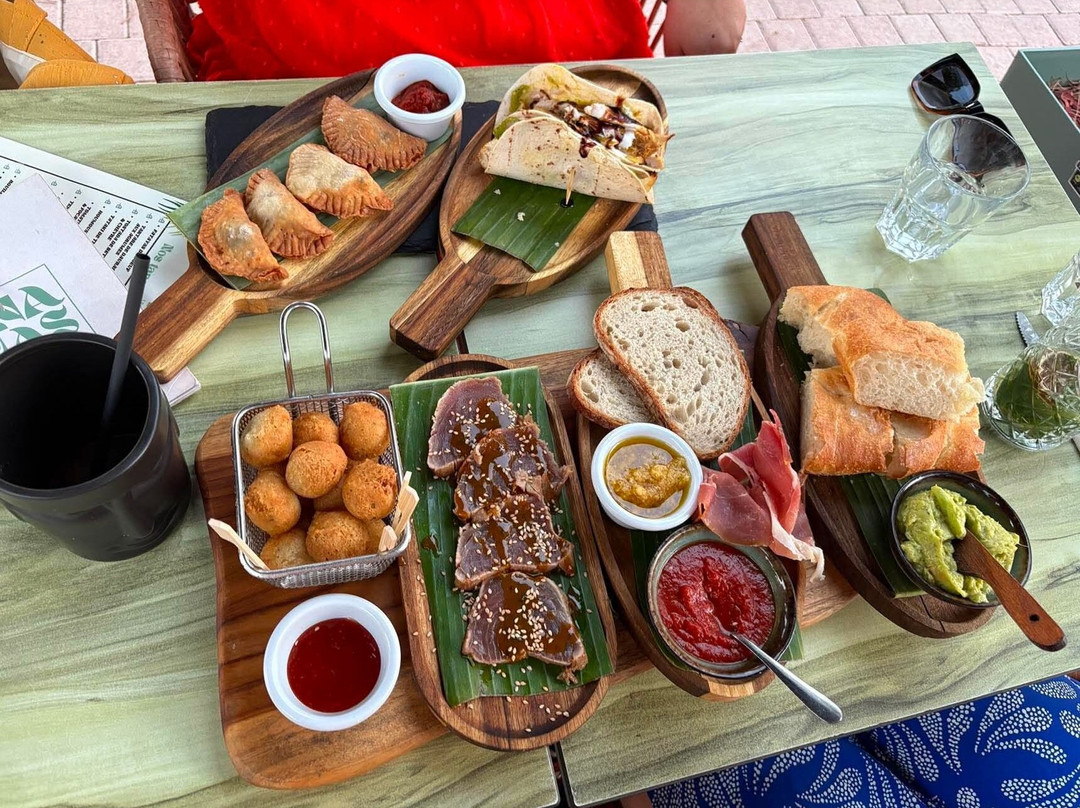 Una Mas Cocktails & Food