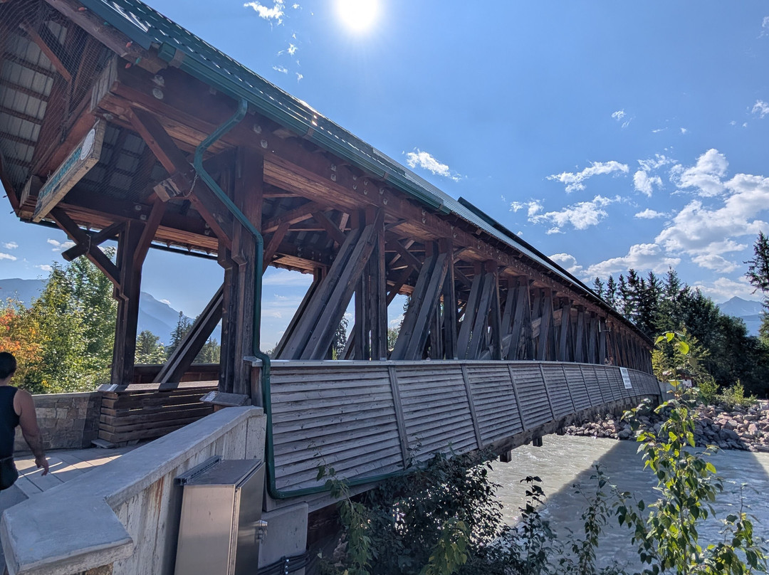 Kicking Horse Pedestrian Bridge-戈尔登必去景点