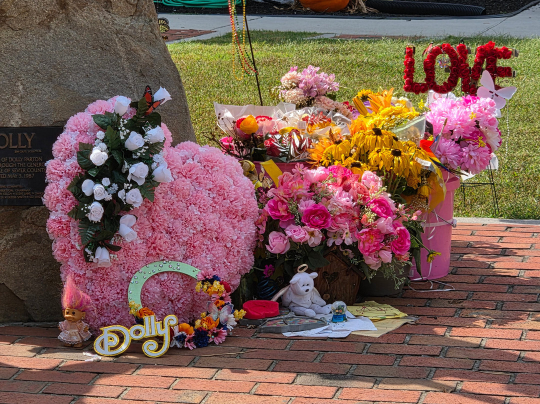 Dolly Parton Statue-塞维尔维尔必去景点