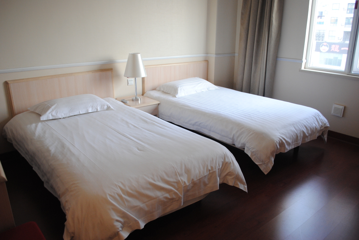 武汉艳阳天新荆楚酒店黄鹤楼店-客卧