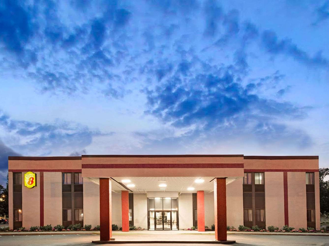 Super 8 by Wyndham Brockton