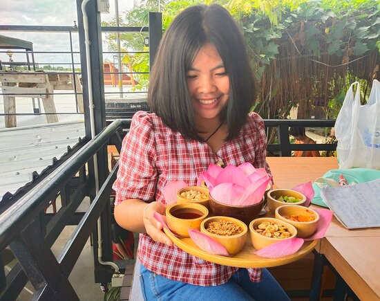 ตลาดน้ำทุ่งบัวแดง-佛统必去景点