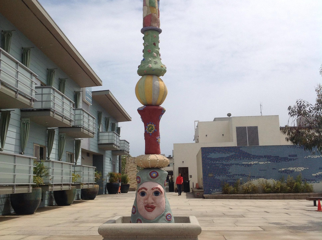 曼哈顿海滩旅游景点-Metlox Plaza