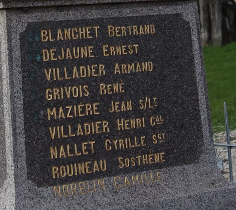 Monument Aux Morts De 14-18 Et 39-45 De Courlon Sur Yonne景点图片