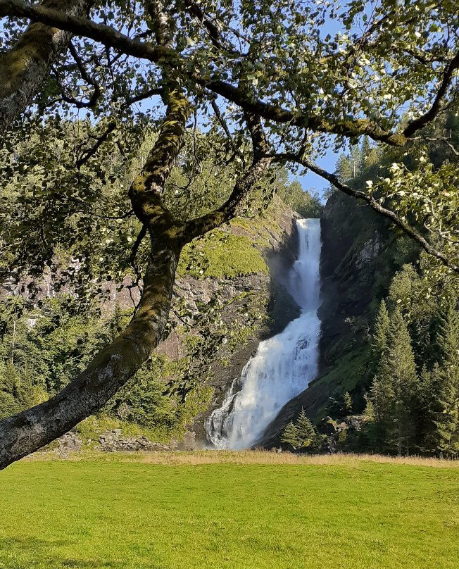 Huldefossen Waterfall景点图片