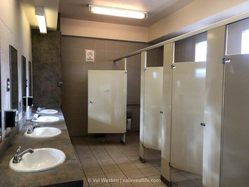 Saddle West Hotel, Casino and RV Park-浴室