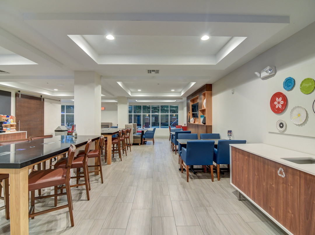 弗利快捷假日&套房酒店主图