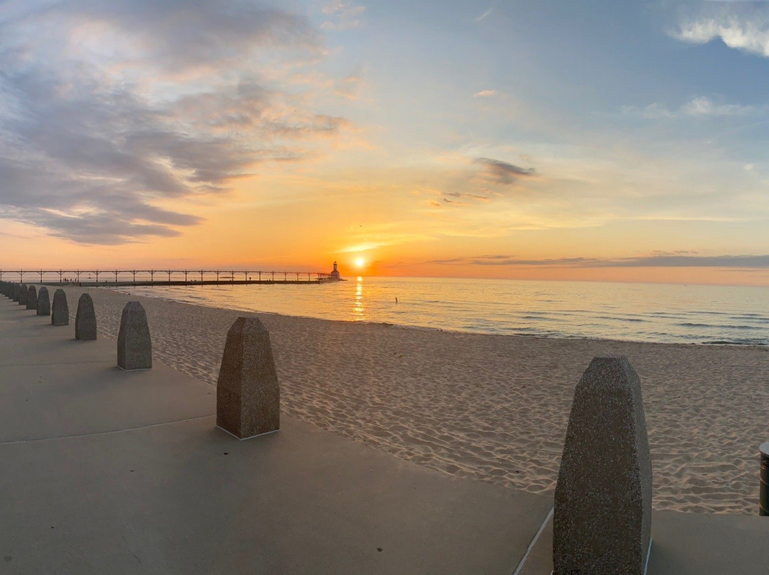 燈塔及碼頭-密歇根城必去景点