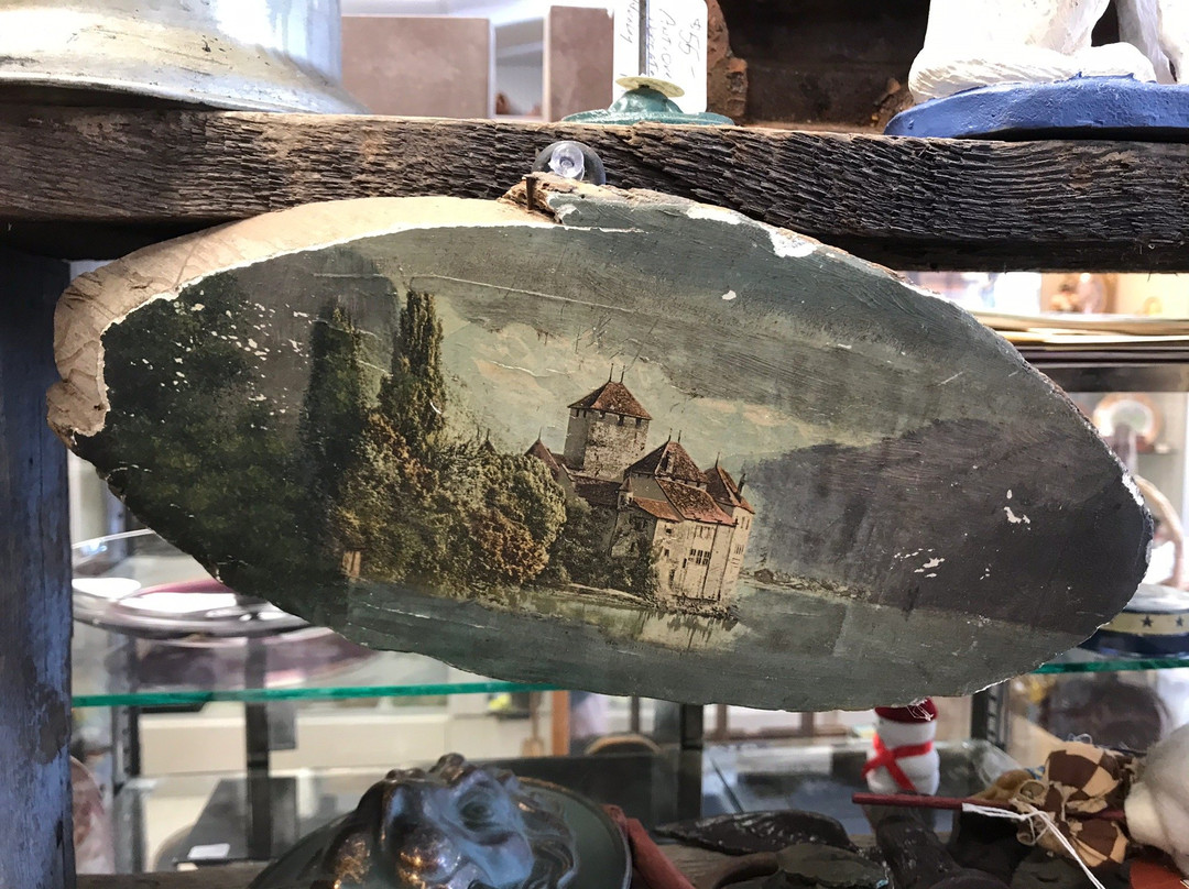 We Buy And Sell Antiques景点图片