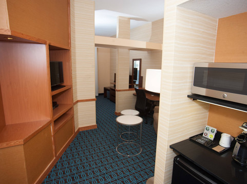 舒适套房酒店阿克伦南主图