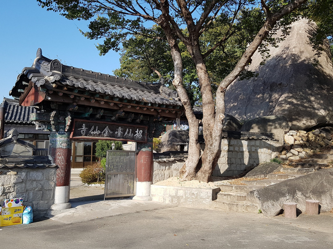 Buddha carved on rock surface on Choseondae景点图片